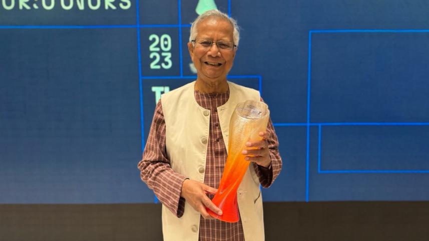 ওয়ার্ল্ড ফুটবল সামিটের পুরস্কার পেলেন ড. ইউনূস