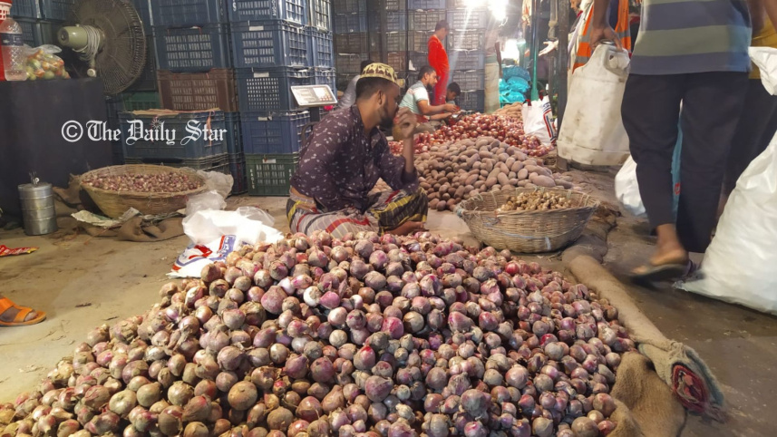 কারওয়ানবাজারের পেঁয়াজের আড়ৎ