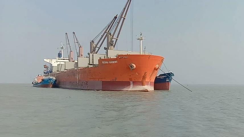 পায়রা বন্দরে এলপিজিবাহী জাহাজ