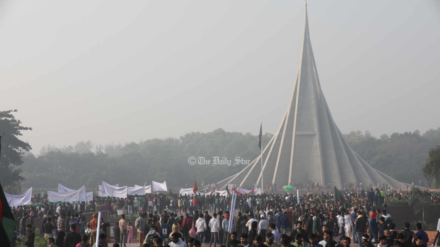 জাতীয় স্মৃতিসৌধে মানুষের ঢল