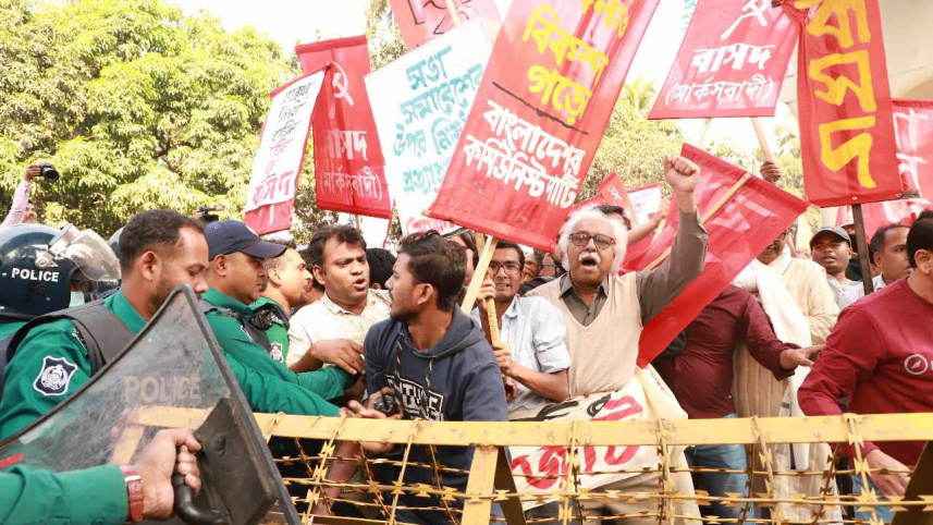 দ্বাদশ জাতীয় সংসদ নির্বাচনের তফসিল বাতিল, সরকার ও নির্বাচন কমিশনের পদত্যাগ, নির্দলীয় তদারকি সরকারের অধীনে নির্বাচন এবং সভা-সমাবেশের ওপর নিষেধাজ্ঞা প্রত্যাহারের দাবিতে ঢাকায় নির্বাচন কমিশন অভিমুখে বাম গণতান্ত্রিক জোটের মিছিলে বাধা দিয়েছে পুলিশ।