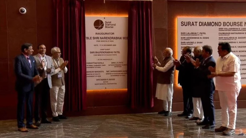 ভারতের প্রধানমন্ত্রী নরেন্দ্র মোদি মূল্যবান হিরা বেচাকেনার বাণিজ্যিক কার্যালয় সুরাট ডায়মন্ড বোর্স উদ্বোধন করেছেন। ছবি: সংগৃহীত