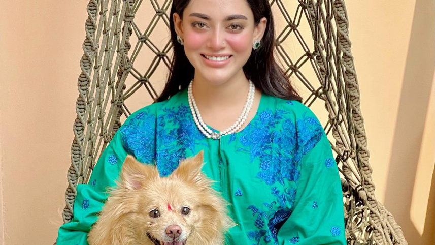 তমা মীর্জা ও তার পোষা কুকুর হানি। ছবি: সংগৃহীত