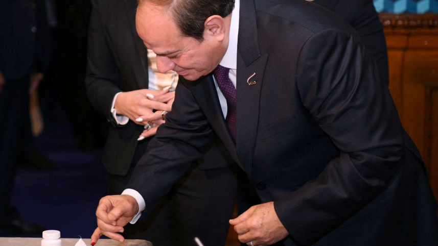 মিশরের প্রেসিডেন্ট সিসি ভোট দিচ্ছেন। ছবি: রয়টার্স