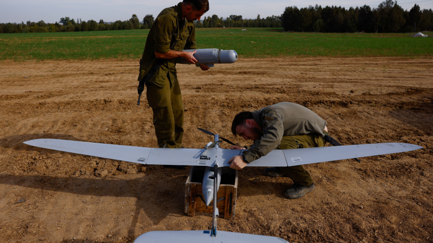 ইসরায়েলি সেনা সদস্যরা গাজায় হামলা চালাতে ড্রোনকে অস্ত্রসজ্জিত করছেন। ছবি: রয়টার্স