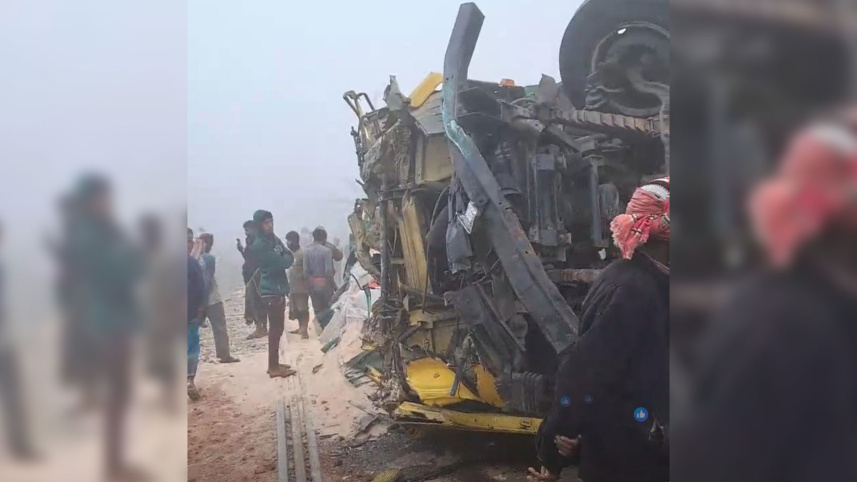 যশোরে ট্রেনের ধাক্কায় ট্রাকচালক ও হেলপারের মৃত্যু