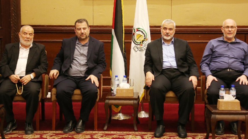 হামাস নেতৃবৃন্দের বৈঠকে প্রয়াত নেতা আরোরি (বাম থেকে দ্বিতীয়) ও সংগঠনটির প্রধান ইসমাইল হানিয়া (ডান থেকে দ্বিতীয়) এবং অন্যান্য নেতারা। ফাইল ছবি: এএফপি