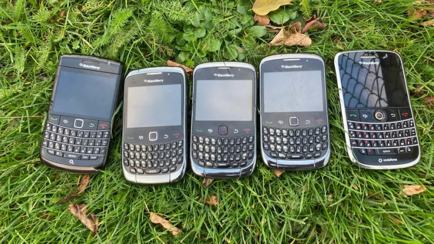 এক সময় সারা বিশ্বে দাপুটে পদচারণা ছিল এসব ব্ল্যাকবেরি ডিভাইসের। ছবি: সংগৃহীত