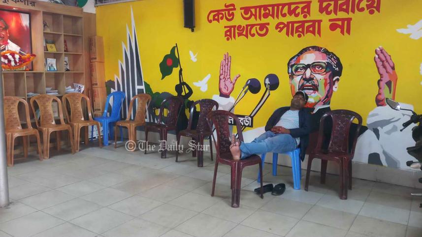 বৃহস্পতিবার; দুপুর ১২টা ৪৮ মিনিট। শ্যামলী রিং রোডে ঢাকা-১৩ সংসদীয় আসনের নৌকার প্রার্থী জাহাঙ্গীর কবির নানকের প্রধান নির্বাচনী কার্যালয়ে গিয়ে দেখা গেল, সুপরিসর ক্যাম্পের এক কোনায় চেয়ারে পা তুলে ঘুমাচ্ছেন এক ব্যক্তি।  