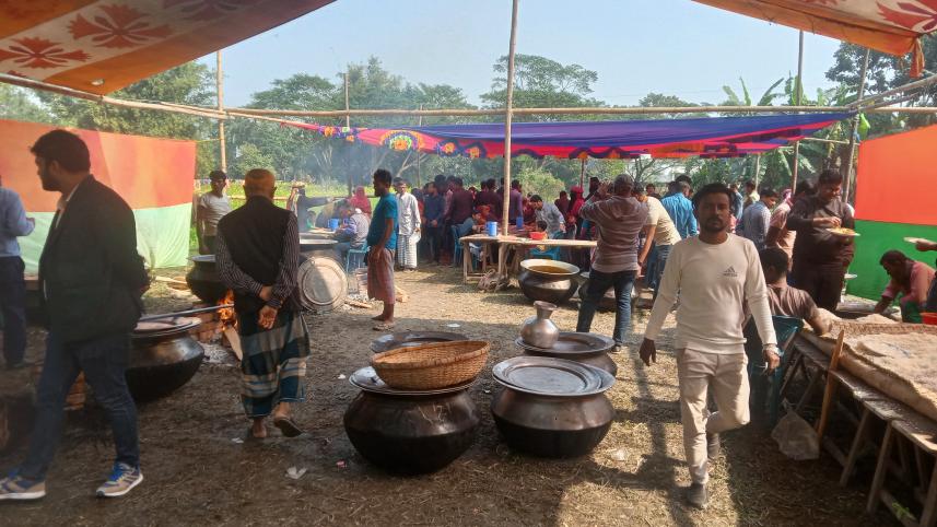 শরীয়তপুরে আওয়ামীলীগ নেতার আয়োজনে ভূরিভোজ