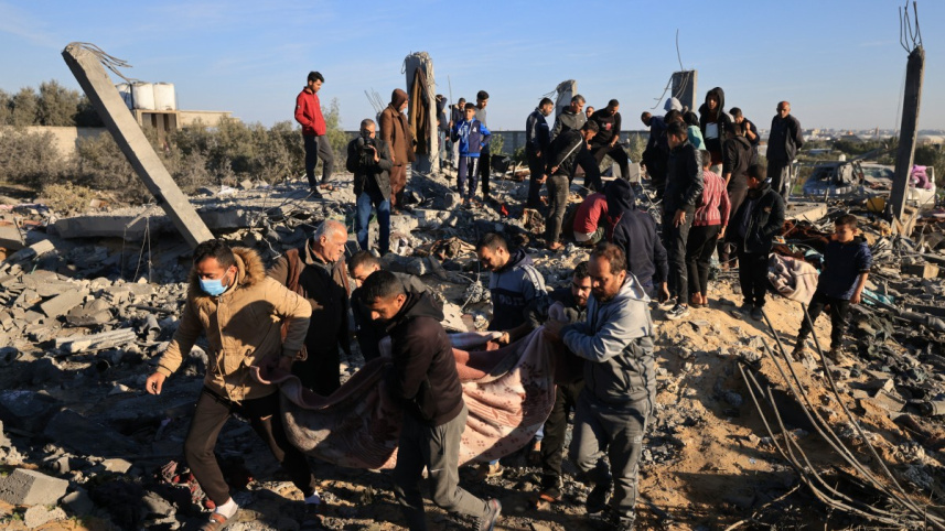 উত্তর গাজার বাস্তুচ্যুত ফিলিস্তিনিরা রাফাহ'র এই বাড়িতে আশ্রয় নিয়েছিলেন। সেখানেও ইসরায়েলি বিমানহামলা থামেনি। ফাইল ছবি: রয়টার্স