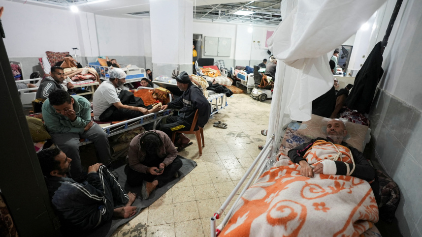 গাজার কেন্দ্রে শুহাদা আল আকসা হাসপাতালে চিকিৎসা নিচ্ছেন আহত রোগীরা। ফাইল ছবি: রয়টার্স