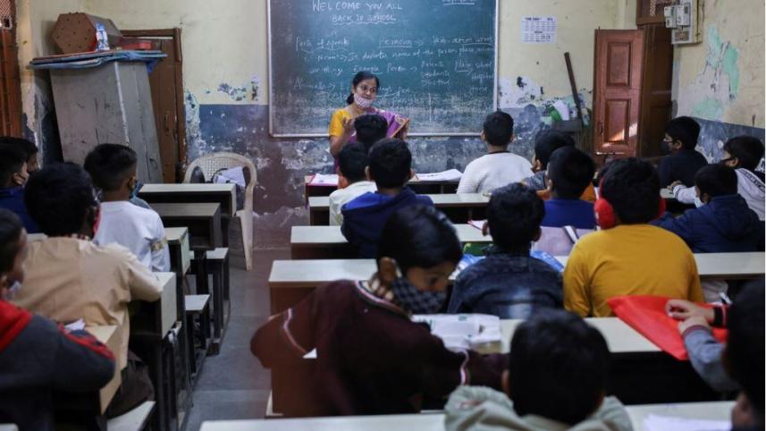 ভারতের গ্রাম অঞ্চলের এক স্কুলে ১২-১৪ বছর বয়সী শিক্ষার্থী। ফাইল ছবি: রয়টার্স