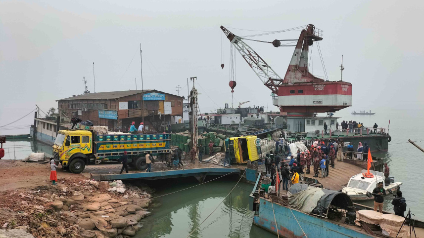 ২৭ ঘণ্টা পরও শুরু হয়নি ডুবে যাওয়া ফেরির উদ্ধারকাজ