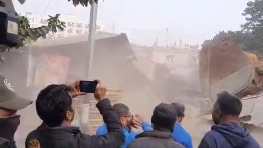 পুলিশের সঙ্গে সংঘর্ষ.jpg