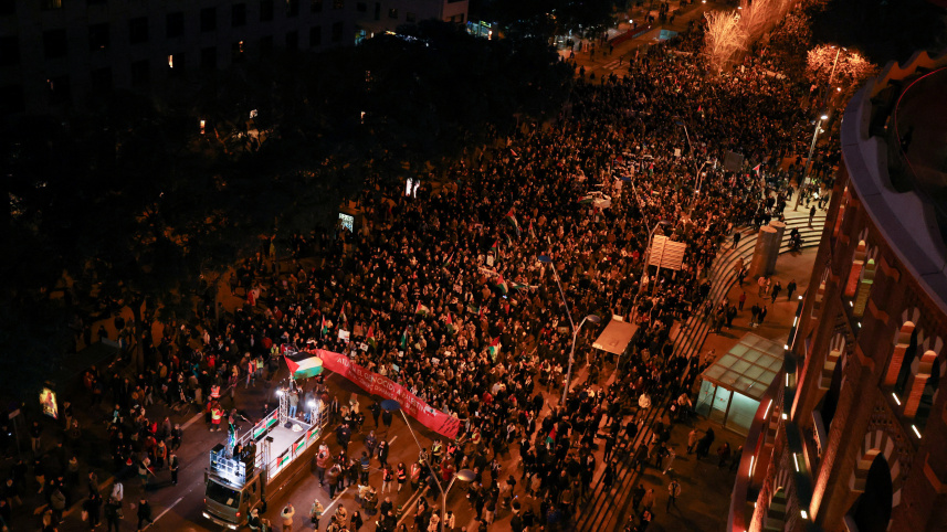 স্পেনের বার্সেলোনায় গাজায় যুদ্ধবিরতির দাবি জানিয়ে বিক্ষোভ। ছবি: রয়টার্স (২০ জানুয়ারি, ২০২৪)