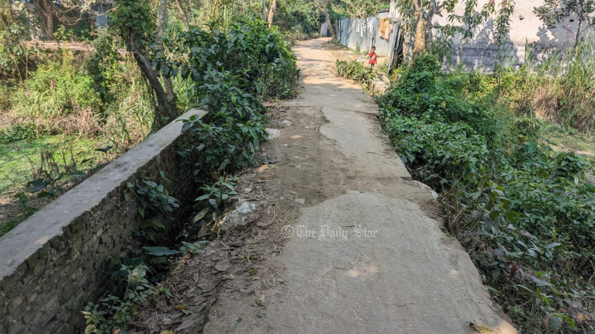 ৮ ফুটের রাস্তা নেমেছে ‘এক ফুটে’