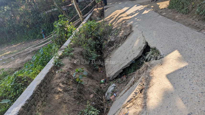 ৮ ফুটের রাস্তা নেমেছে ‘এক ফুটে’