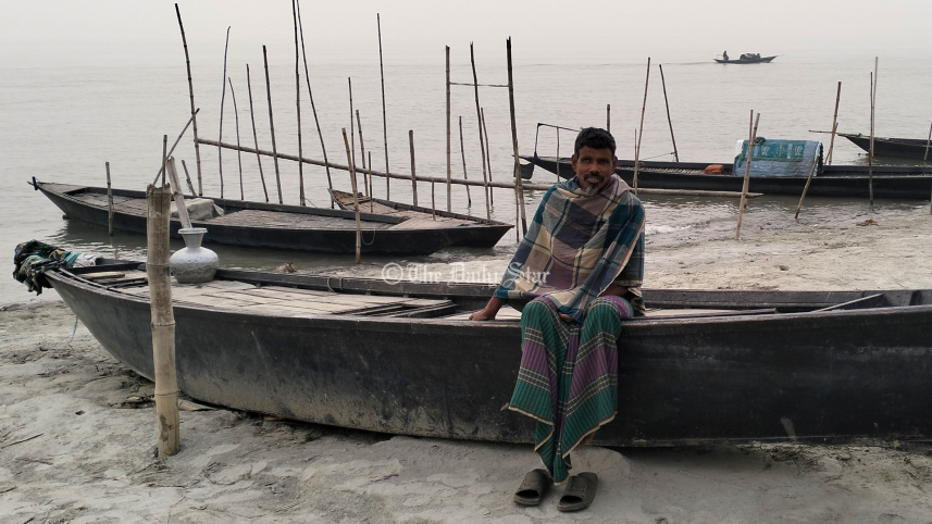 ‘নৌকায় উঠলে পুলিশে দাবড়ায়, জাল বাওয়া বাদ দিয়্যা বইসা রইছি’