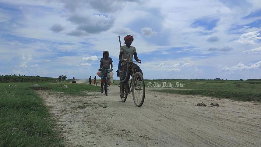 পদ্মার ডিক্রির চর: ‘ক্ষমতাবানদের’ দখলে যে চরের চাষাবাদ