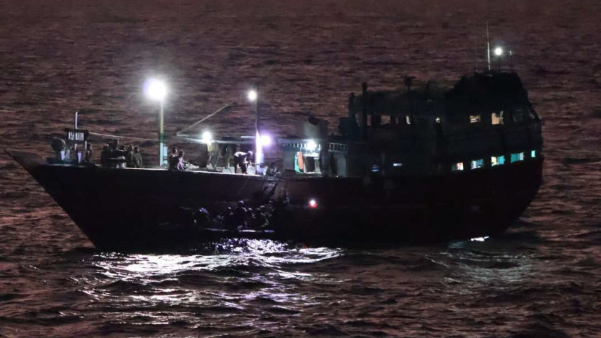 জলদস্যুদের হাতে আটক জাহাজ এফভি আল নাঈমি। ছবি: ভারতের নৌবাহিনীর মুখপাত্র/এক্স