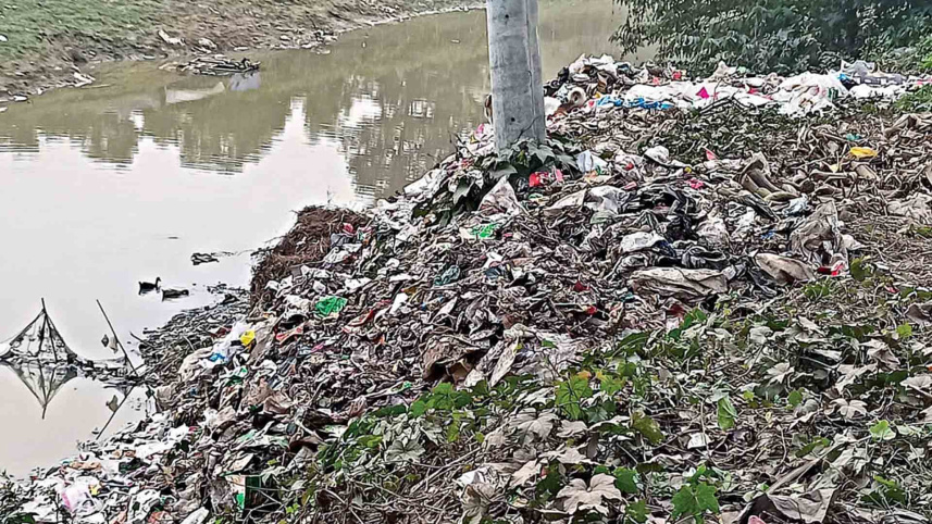 দখল-দূষণে মরছে নদী