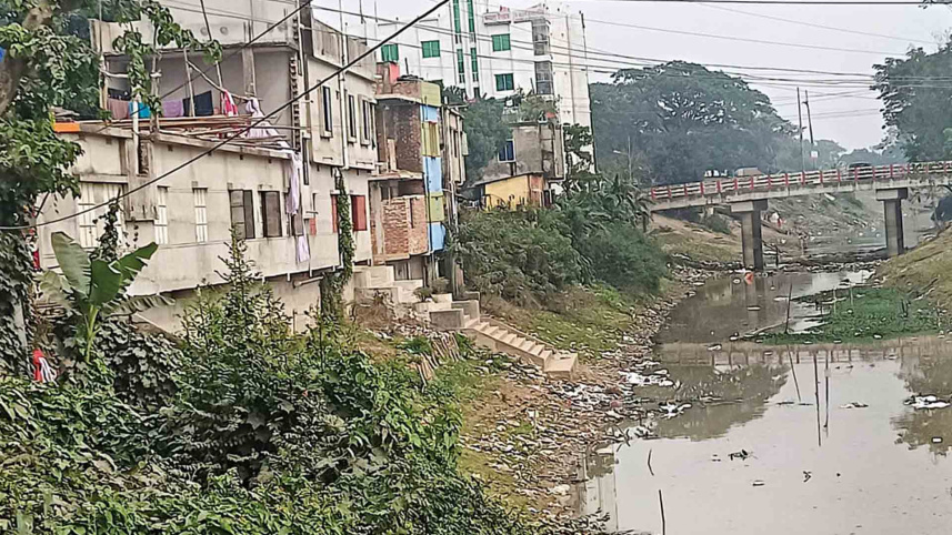 দখল-দূষণে মরছে নদী