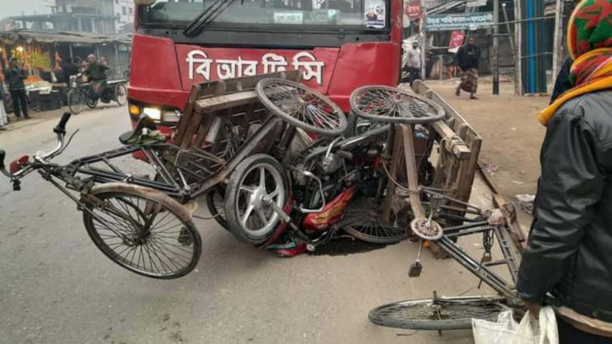 দিনাজপুরে বিআরটিসির বাস-ভ্যান সংঘর্ষে নিহত ৪