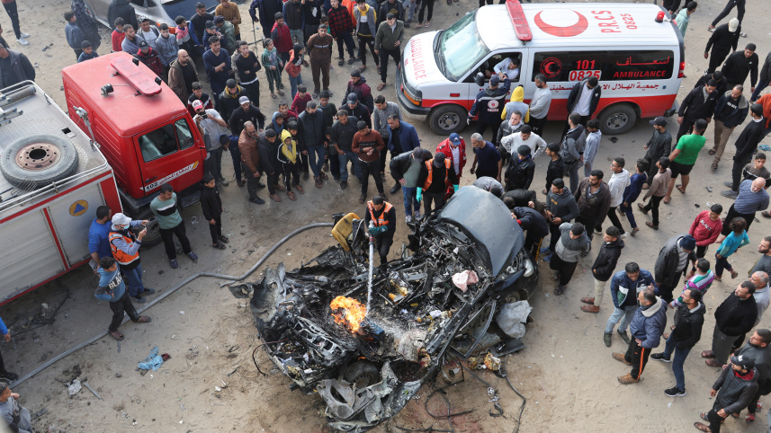 দক্ষিণ গাজায় ইসরায়েলি হামলা পরবর্তী দৃশ্য। ছবি: রয়টার্স