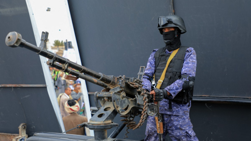 ফিলিস্তিনিদের সঙ্গে একাত্মতা প্রকাশের জন্য আয়োজিত বিক্ষোভে এক হুতি যোদ্ধা। ফাইল ছবি: এএফপি (৯ ফেব্রুয়ারি, ২০২৪)