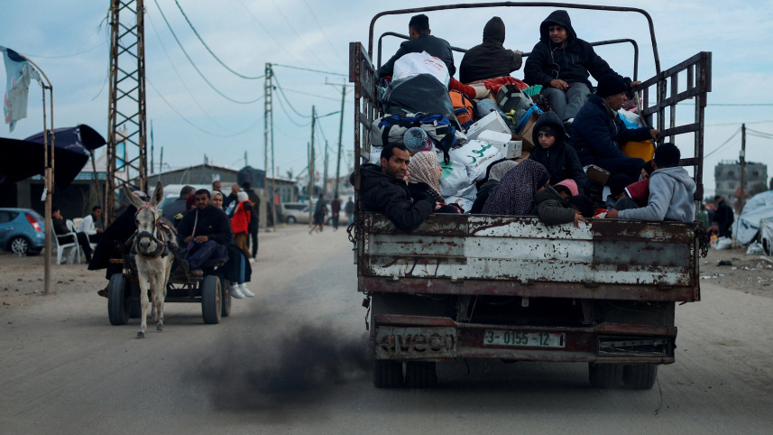 আতঙ্কিত ফিলিস্তিনিরা গাজা ছেড়ে যাচ্ছেন। ছবি: রয়টার্স