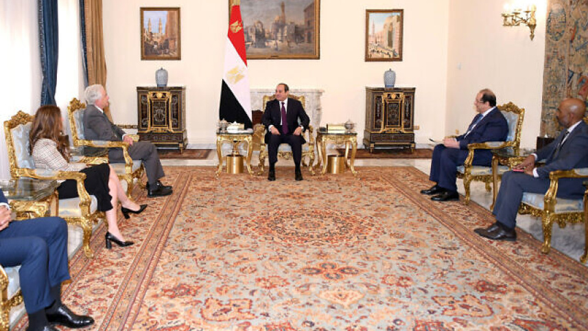 বৈঠক করছেন মিশরের প্রেসিডেন্ট সিসি ও সিআই প্রধান বার্নস। ছবি: এএফপি