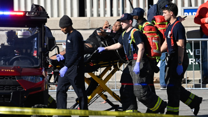 এক আহত ব্যক্তিকে স্ট্রেচারে করে সরিয়ে নেওয়া হচ্ছে। ছবি: এএফপি