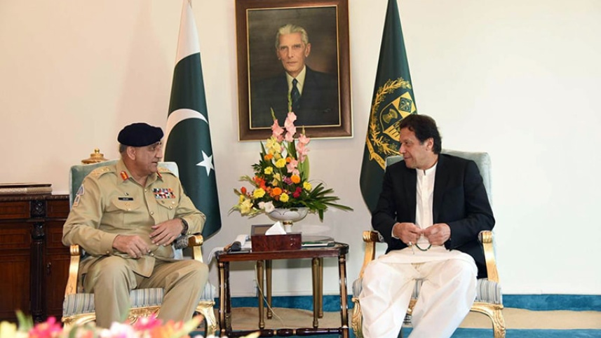 প্রধানমন্ত্রী থাকাকালীন সময়ে তৎকালীন সেনাবাহিনীর চিফ অব স্টাফ বাজওয়ার সঙ্গে বৈঠক করছেন ইমরান। ফাইল ছবি: ডন (২০১৯)