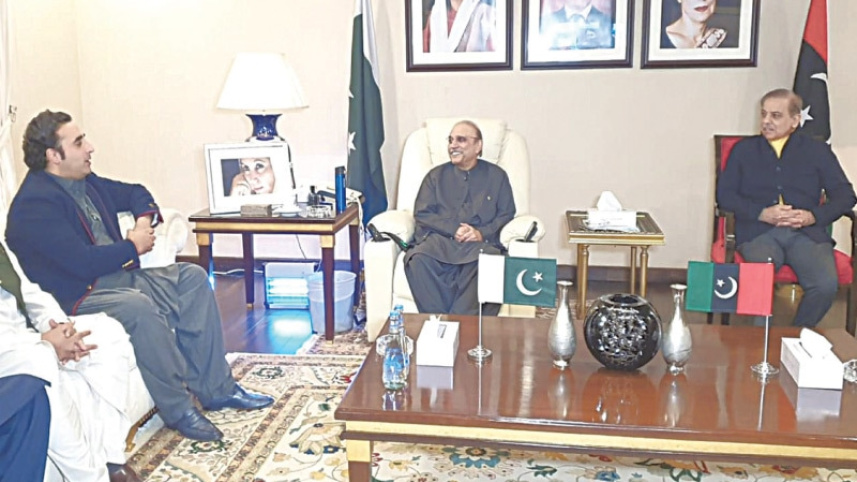 আসিফ জারদারি, বিলাওয়াল ভুট্টো জারদারি ও শেহবাজ শরীফ জোট গঠন নিয়ে বৈঠকে অংশ নেন। ছবি: ডন