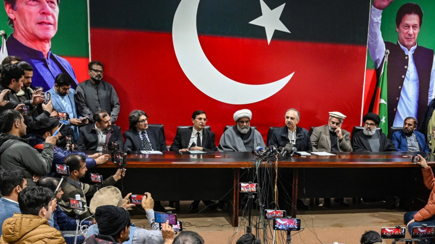 পিটিআই দলের প্রধানমন্ত্রী প্রার্থী ওমর আইয়ুব খান ও সুন্নি ইত্তেহাদ দলের নেতা শাহিবজাদা মোহাম্মদ হামিদ রাজা সংবাদ সম্মেলনে অংশ নিচ্ছেন। ছবি: এএফপি