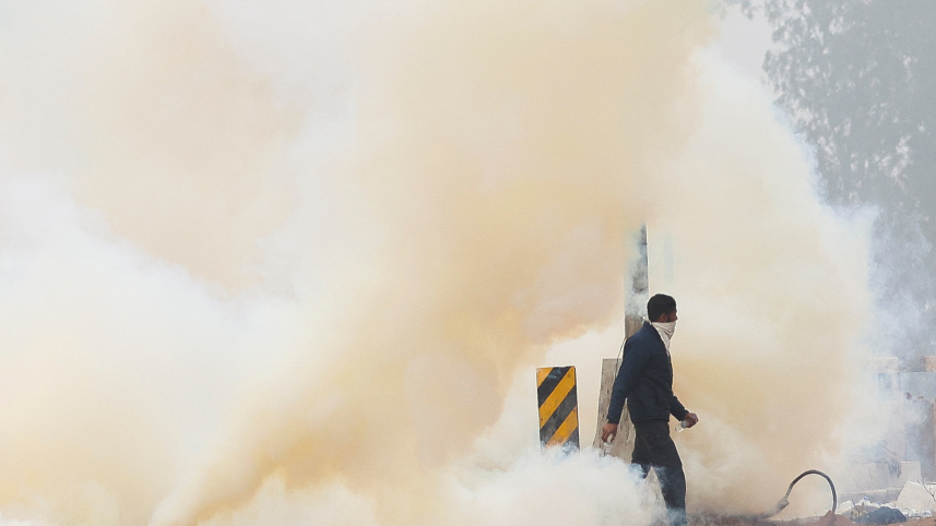 রোডমার্চে পুলিশের টিয়ার গ্যাস। ছবি: রয়টার্স