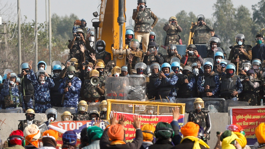 কৃষকদের রোডমার্চ থামাতে ব্যারিকেড তৈরি করেছে পুলিশ। ছবি: রয়টার্স