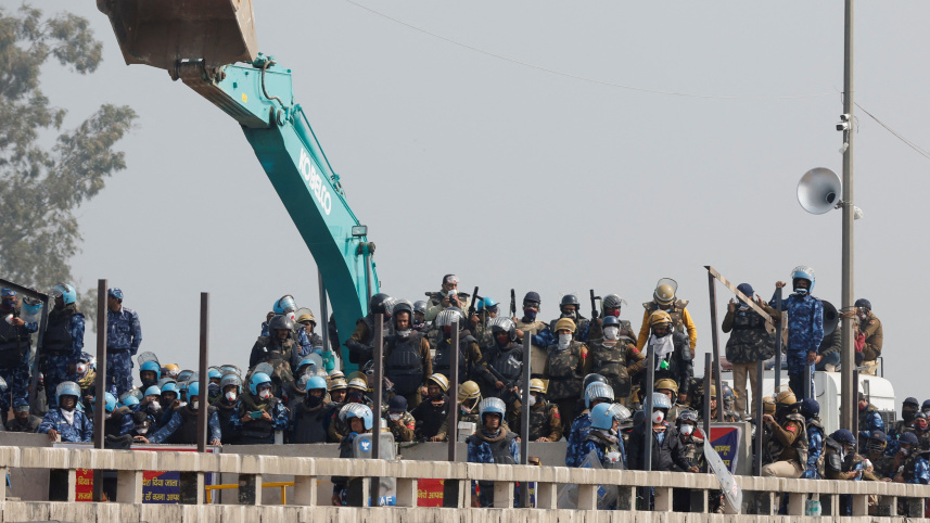 কৃষকদের রোডমার্চ থামাতে ব্যারিকেড তৈরি করেছে পুলিশ। ছবি: রয়টার্স