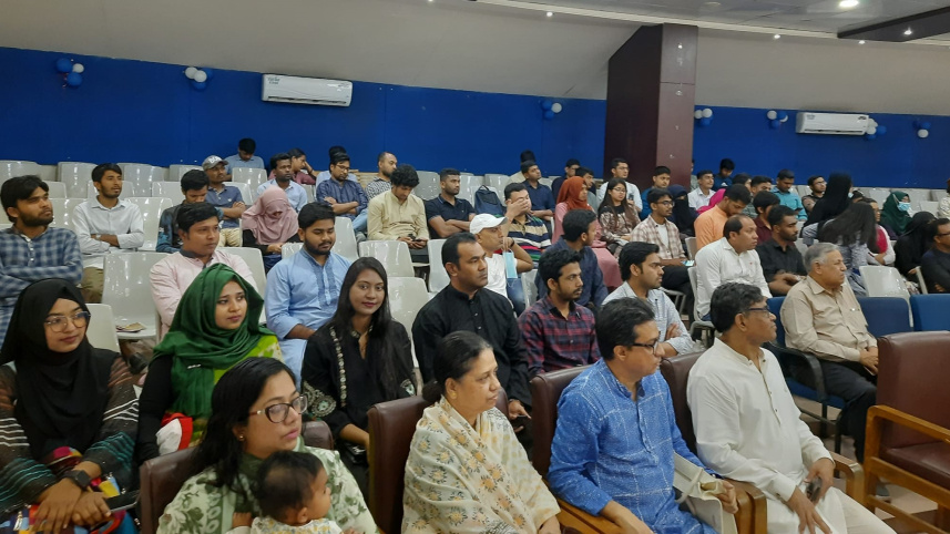  আলোচনা অনুষ্ঠানে উপস্থিতির একাংশ। 