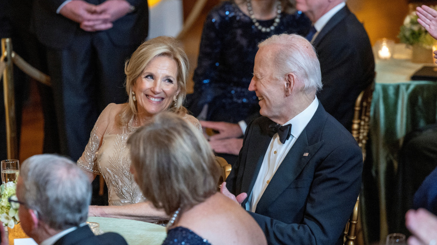 এক নৈশভোজের অনুষ্ঠানে জো বাইডেনের দিকে তাকিয়ে আছেন তার স্ত্রী জিল বাইডেন। ফাইল ছবি: রুয়টার্স