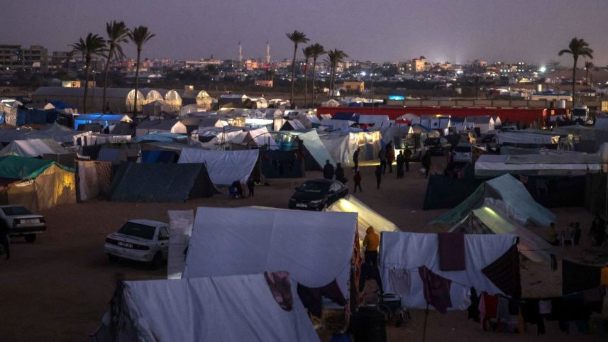 গাজার বাকি সব অঞ্চল থেকে বাস্তুচ্যুত হয়ে রাফাহ অঞ্চলে এসে আশ্রয় নিয়েছেন ফিলিস্তিনিরা। ছবি: এএফপি