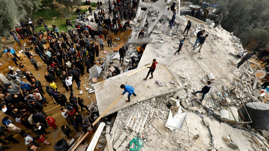 দক্ষিণ গাজার রাফাহ শহরে ইসরায়েলি বিমানহামলার পর ধ্বংসযজ্ঞ পরিদর্শন করছেন ফিলিস্তিনিরা। ছবি: রয়টার্স