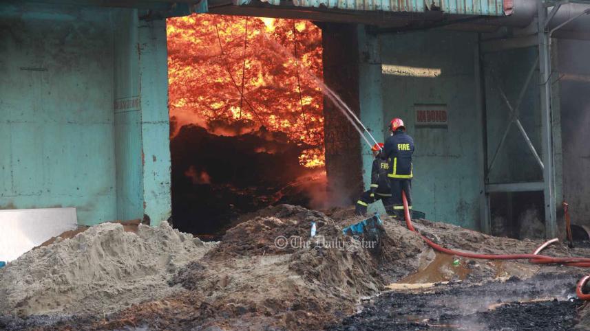 চট্টগ্রামে চিনি কারখানায় আগুন