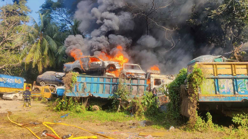 শাহবাগে ডাম্প করে রাখা গাড়িতে আগুন, নিয়ন্ত্রণে ৩ ইউনিট