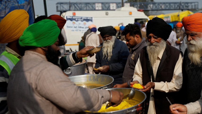 স্বেচ্ছাসেবকরা বিক্ষোভরত কৃষকদের বিনামূল্যে খাবার দিচ্ছেন। ছবি: রয়টার্স 