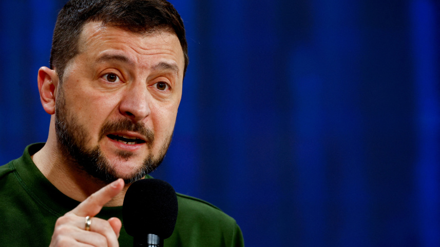 ইউক্রেনের প্রেসিডেন্ট ভলোদিমির জেলেন্সকি এখন বিশ্ব নেতাদের কাছে গোলাবারুদ চেয়ে বেড়াচ্ছেন। ফাইল ছবি: রয়টার্স