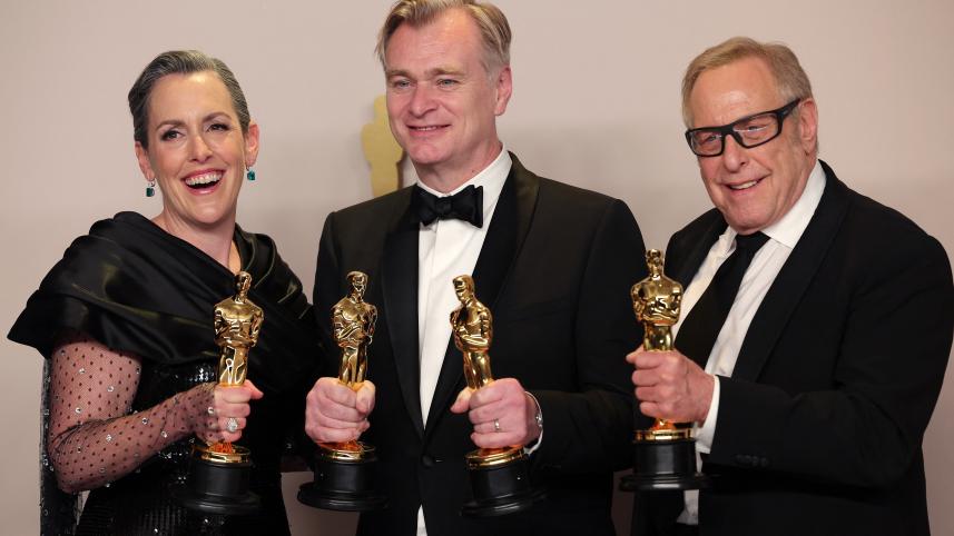 অস্কার হাতে ওপেনহেইমার সিনেমার ডিরেক্টর এমা টমাস, পরিচালক ক্রিস্টোফার নোলান ও অপর ডিরেক্টর চার্লস র‍্যাভেন। ছবি: রয়টার্স