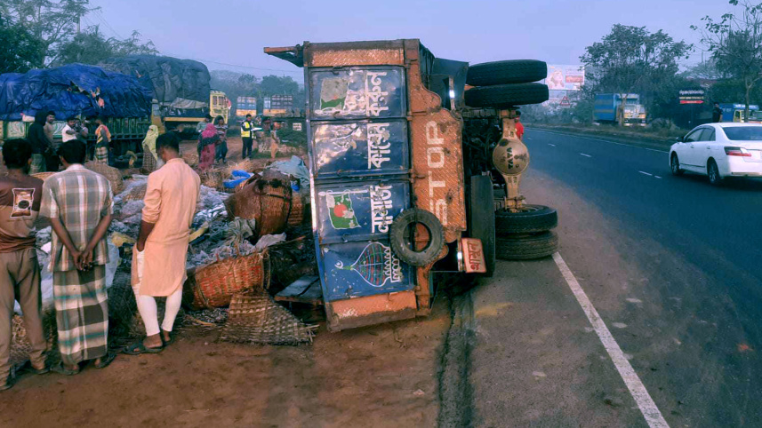 কুমিল্লায় মাছবাহী ট্রাক উল্টে নিহত ৪