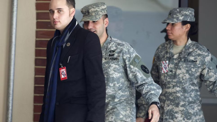 পুলিশের কাছে আত্মসমর্পণ করেন অ্যাড্রিয়ান লামো। ছবি: রয়টার্স